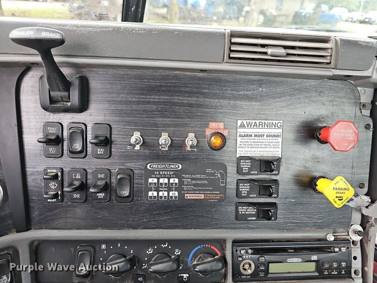 image for item OG9491 2007 Freightliner Columbia 120  semi truck