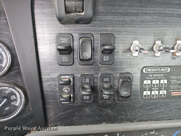 image for item OG9491 2007 Freightliner Columbia 120  semi truck