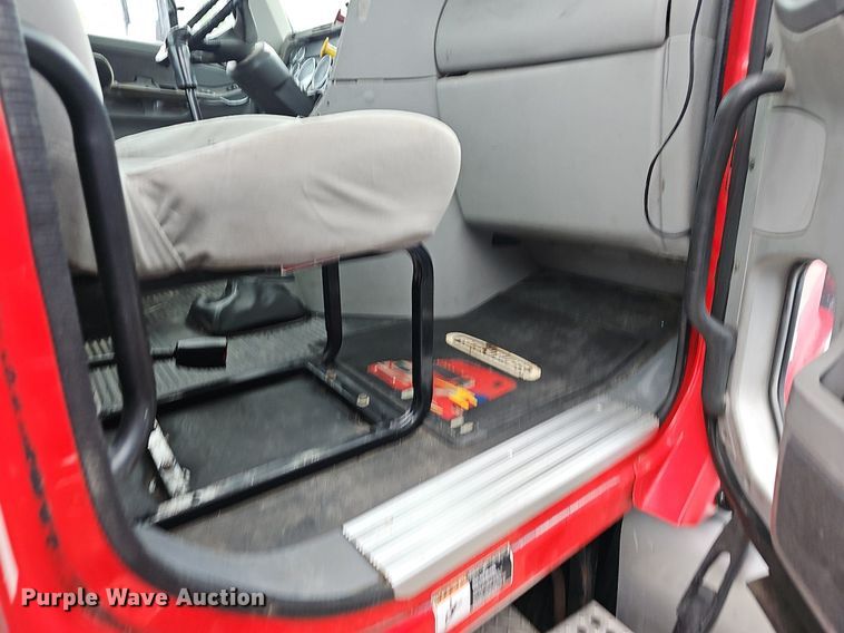 image for item OG9491 2007 Freightliner Columbia 120  semi truck