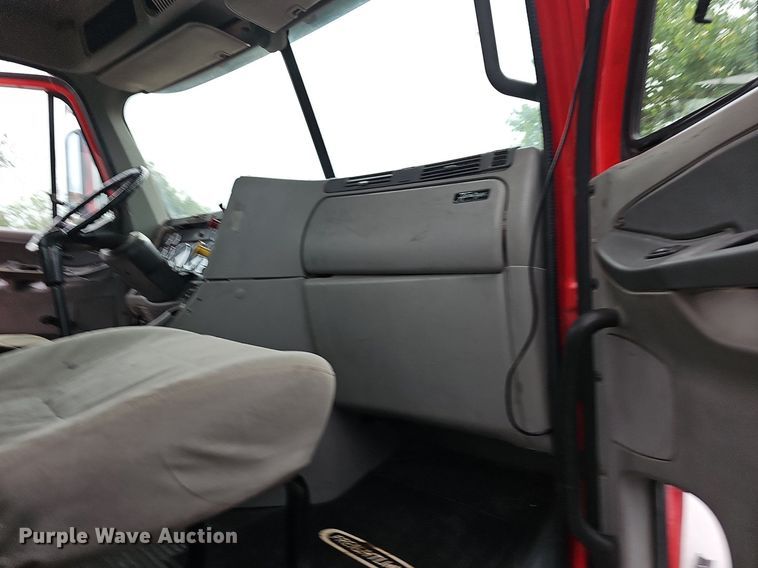 image for item OG9491 2007 Freightliner Columbia 120  semi truck