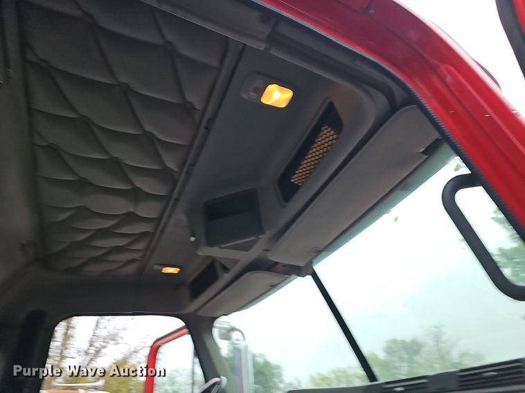 image for item OG9491 2007 Freightliner Columbia 120  semi truck