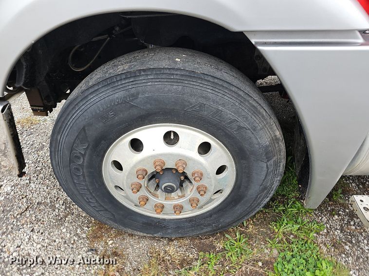 image for item OG9491 2007 Freightliner Columbia 120  semi truck