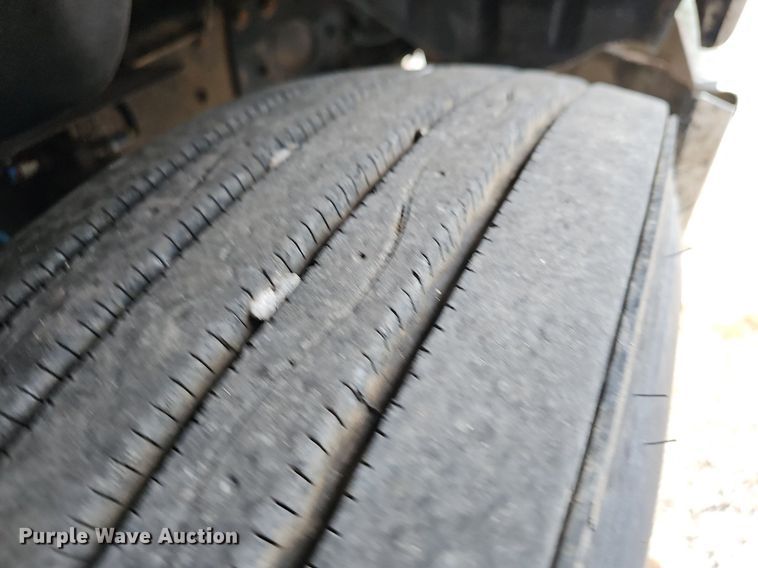 image for item OG9491 2007 Freightliner Columbia 120  semi truck