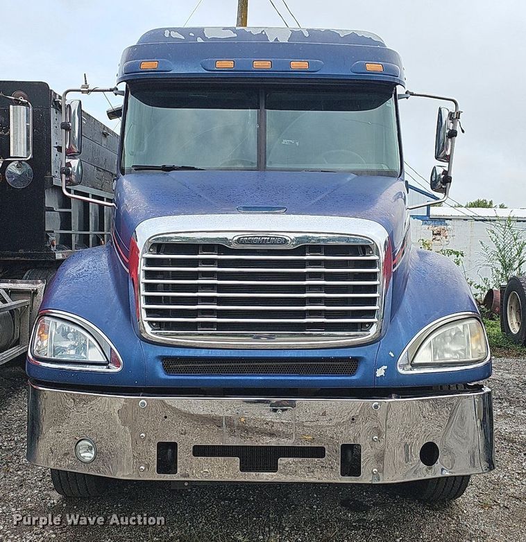 image for item OG9492 2005 Freightliner Columbia 120  semi truck