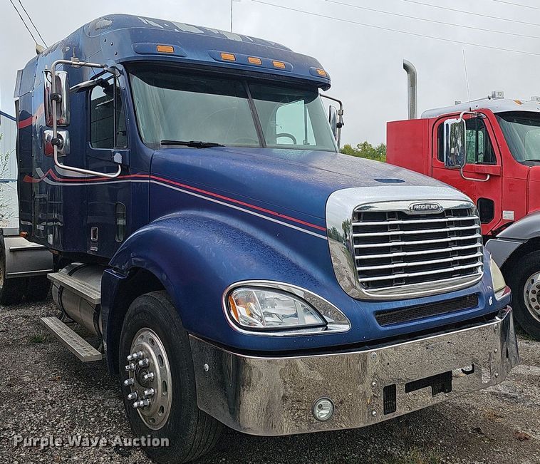 image for item OG9492 2005 Freightliner Columbia 120  semi truck
