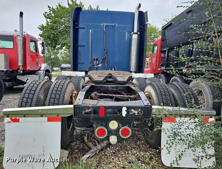 image for item OG9492 2005 Freightliner Columbia 120  semi truck