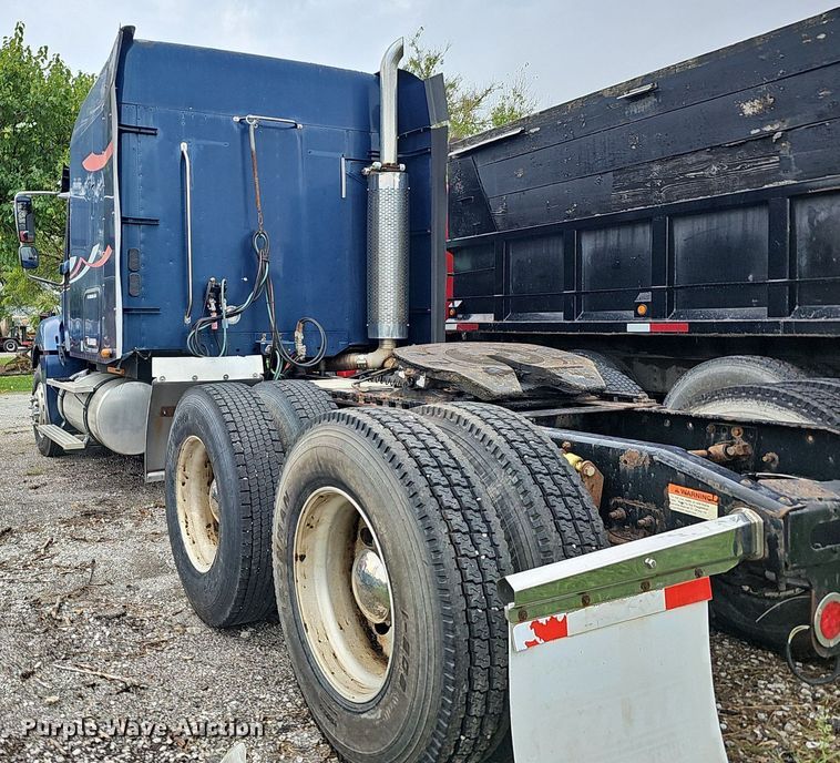 image for item OG9492 2005 Freightliner Columbia 120  semi truck