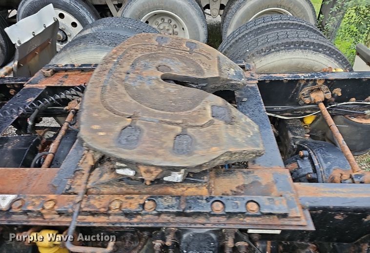 image for item OG9492 2005 Freightliner Columbia 120  semi truck