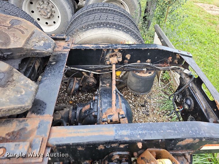 image for item OG9492 2005 Freightliner Columbia 120  semi truck