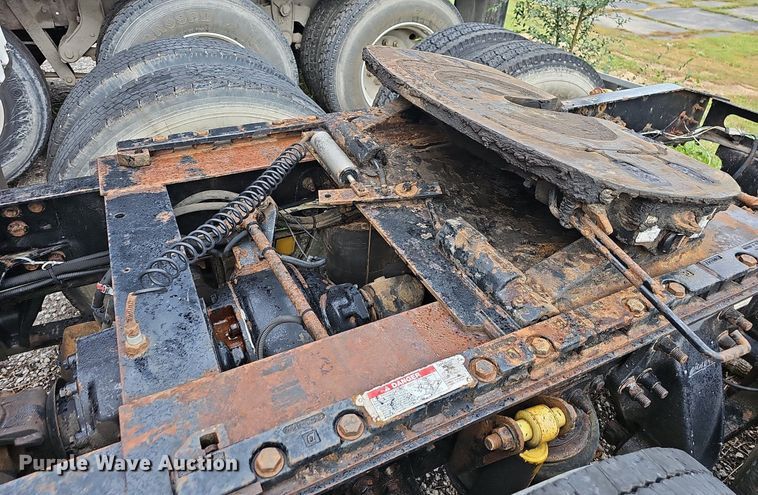 image for item OG9492 2005 Freightliner Columbia 120  semi truck