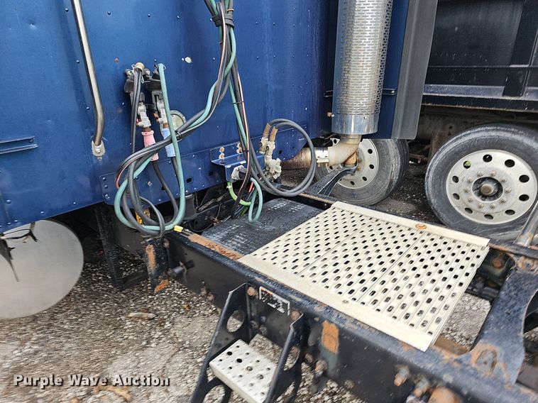 image for item OG9492 2005 Freightliner Columbia 120  semi truck