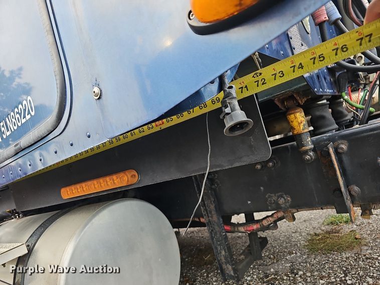 image for item OG9492 2005 Freightliner Columbia 120  semi truck