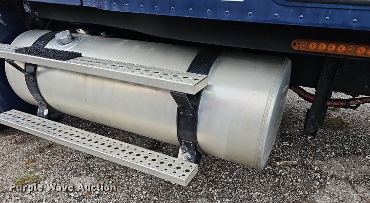 image for item OG9492 2005 Freightliner Columbia 120  semi truck