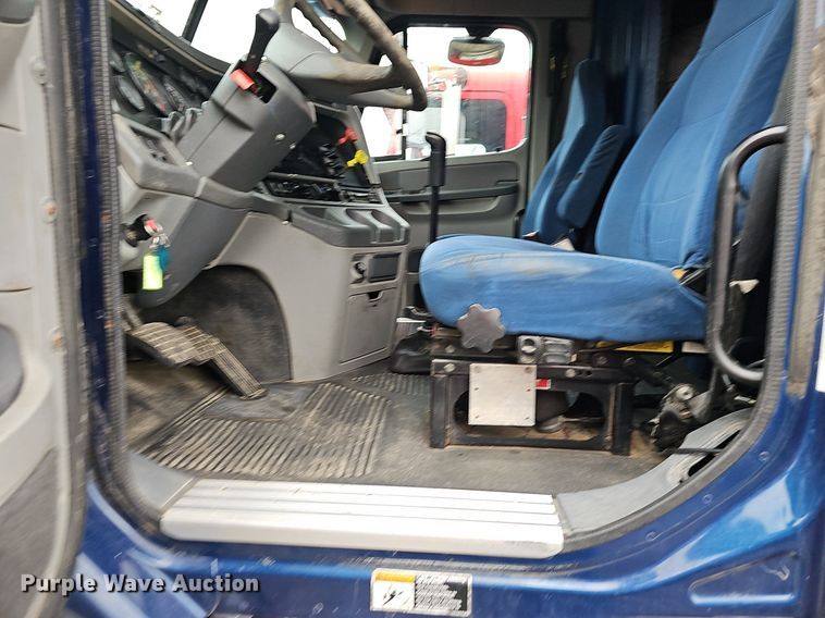 image for item OG9492 2005 Freightliner Columbia 120  semi truck