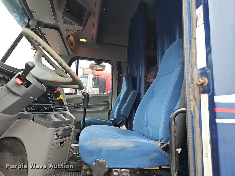 image for item OG9492 2005 Freightliner Columbia 120  semi truck