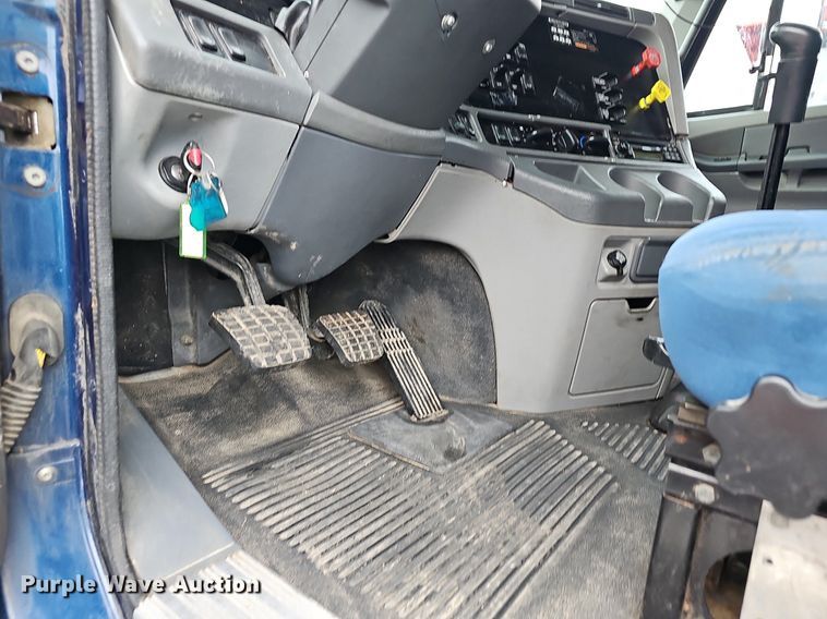 image for item OG9492 2005 Freightliner Columbia 120  semi truck