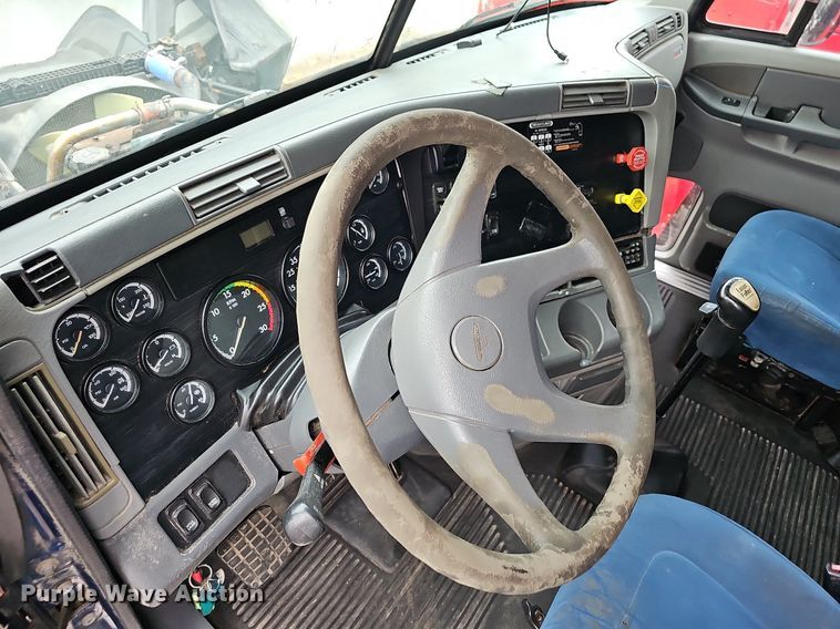 image for item OG9492 2005 Freightliner Columbia 120  semi truck