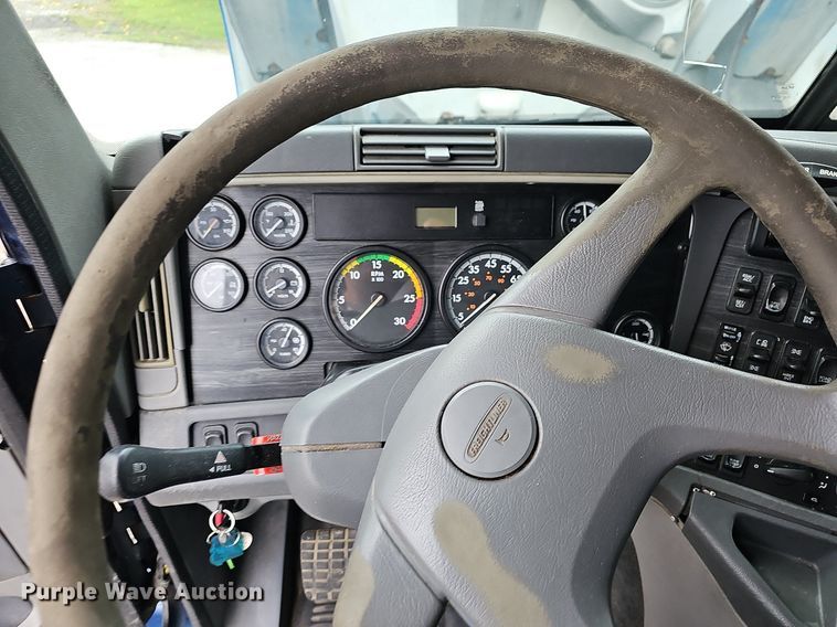 image for item OG9492 2005 Freightliner Columbia 120  semi truck