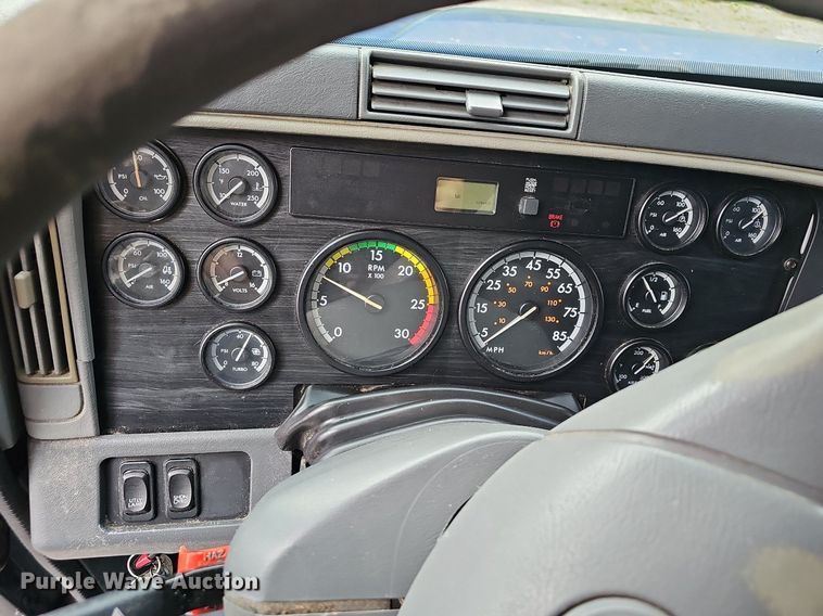 image for item OG9492 2005 Freightliner Columbia 120  semi truck