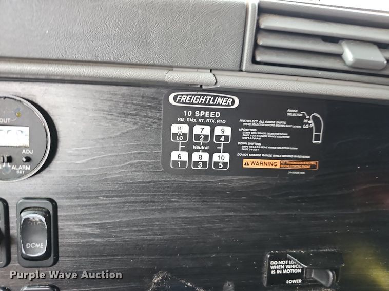 image for item OG9492 2005 Freightliner Columbia 120  semi truck