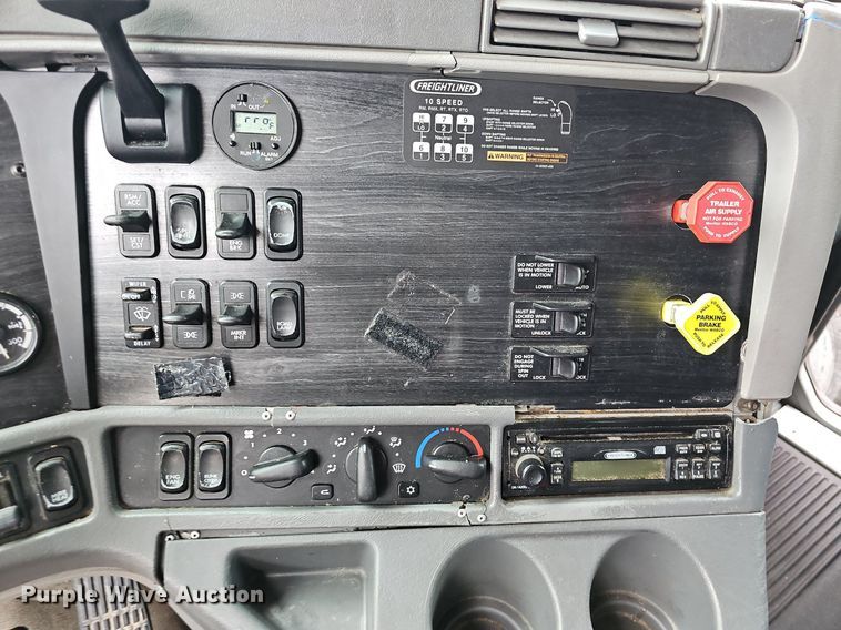 image for item OG9492 2005 Freightliner Columbia 120  semi truck