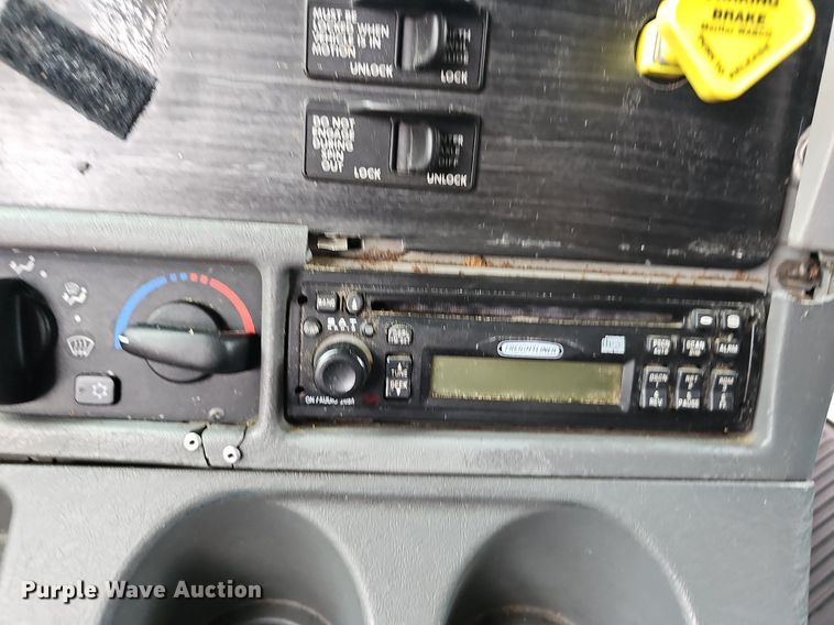 image for item OG9492 2005 Freightliner Columbia 120  semi truck