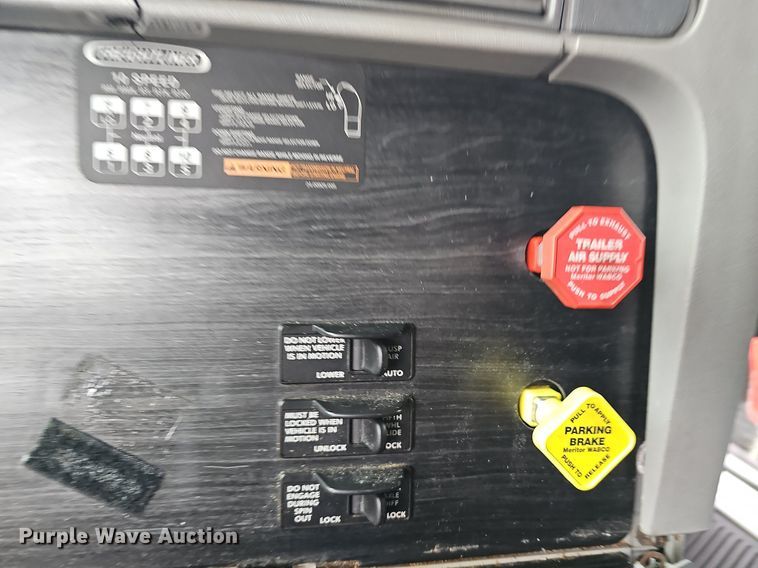 image for item OG9492 2005 Freightliner Columbia 120  semi truck