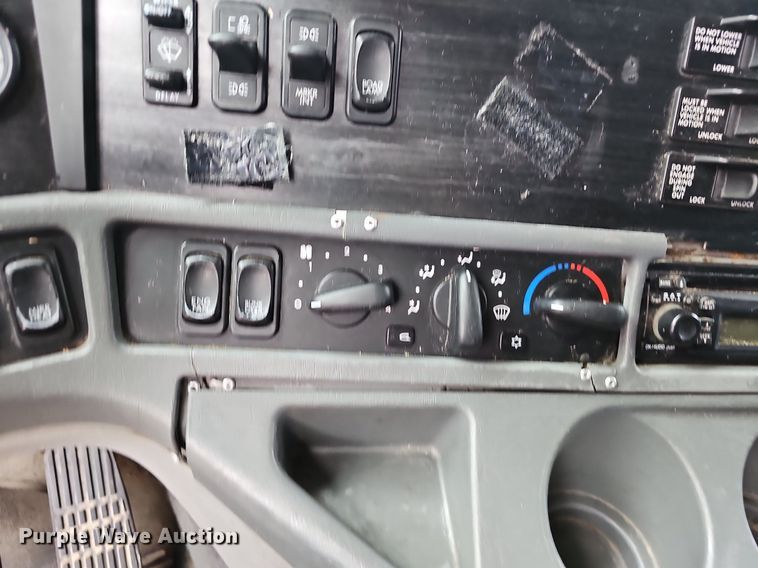 image for item OG9492 2005 Freightliner Columbia 120  semi truck