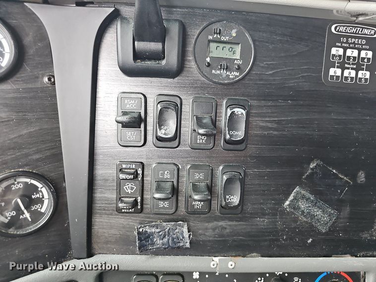 image for item OG9492 2005 Freightliner Columbia 120  semi truck