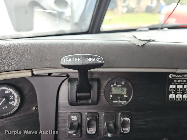 image for item OG9492 2005 Freightliner Columbia 120  semi truck