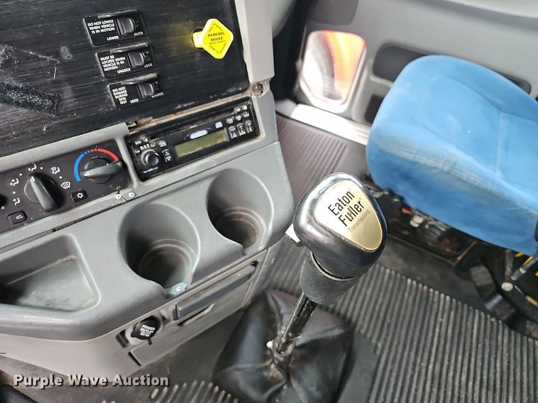 image for item OG9492 2005 Freightliner Columbia 120  semi truck