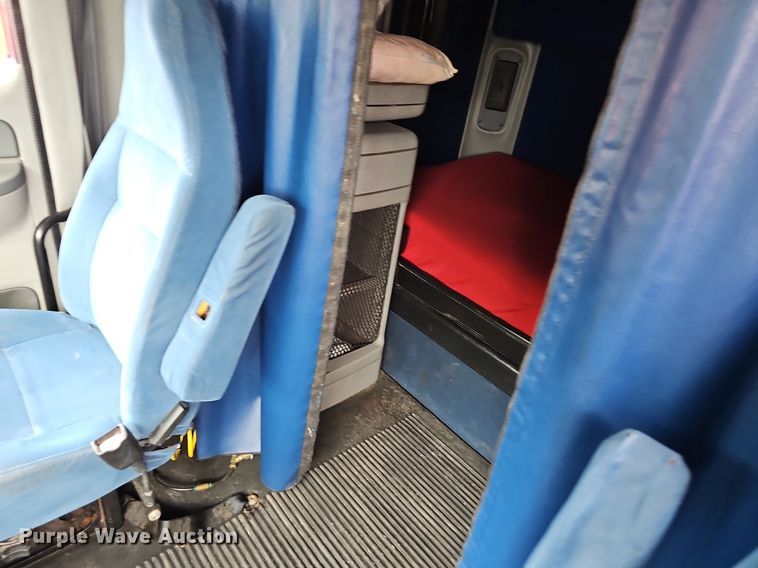 image for item OG9492 2005 Freightliner Columbia 120  semi truck