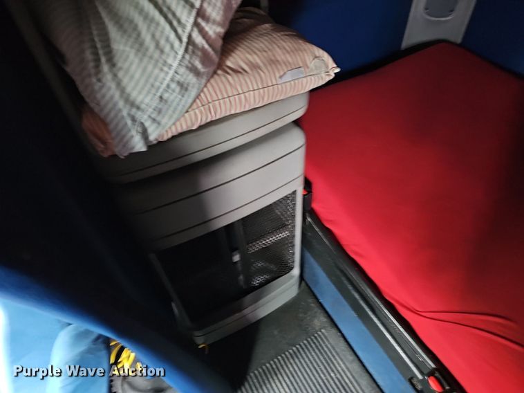 image for item OG9492 2005 Freightliner Columbia 120  semi truck