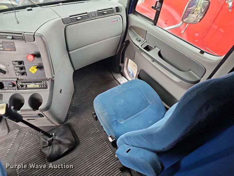 image for item OG9492 2005 Freightliner Columbia 120  semi truck