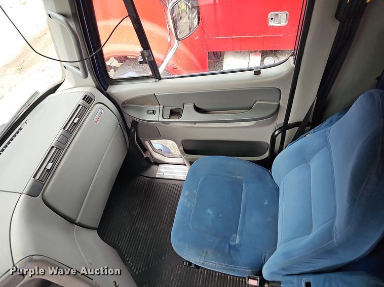 image for item OG9492 2005 Freightliner Columbia 120  semi truck