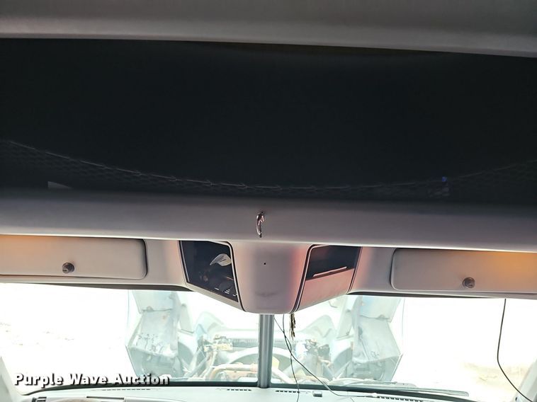 image for item OG9492 2005 Freightliner Columbia 120  semi truck