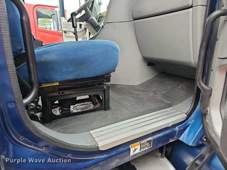 image for item OG9492 2005 Freightliner Columbia 120  semi truck