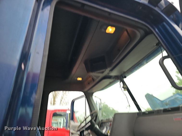 image for item OG9492 2005 Freightliner Columbia 120  semi truck