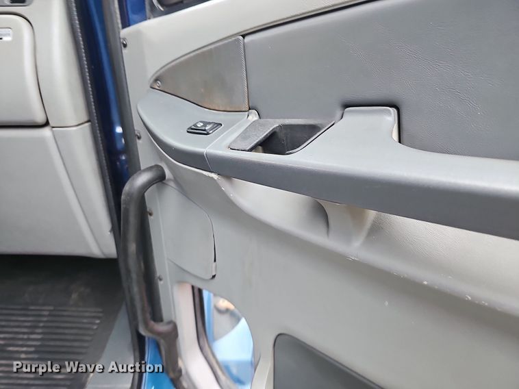 image for item OG9492 2005 Freightliner Columbia 120  semi truck