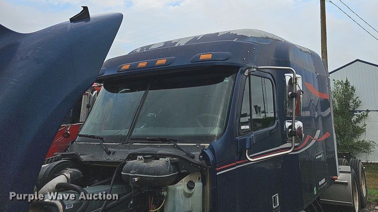 image for item OG9492 2005 Freightliner Columbia 120  semi truck