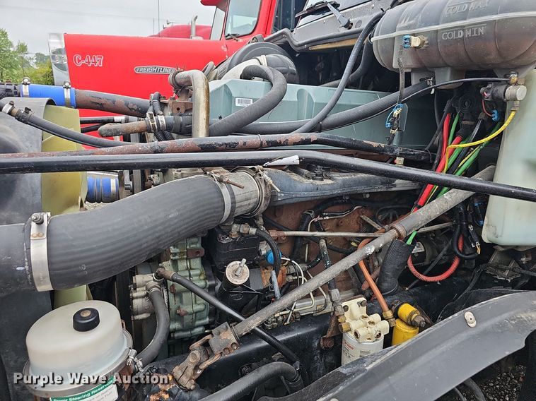 image for item OG9492 2005 Freightliner Columbia 120  semi truck