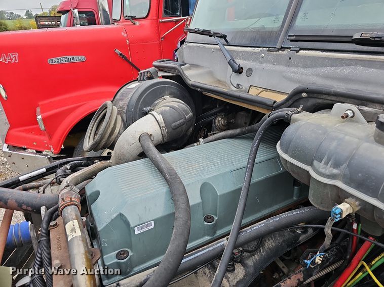 image for item OG9492 2005 Freightliner Columbia 120  semi truck