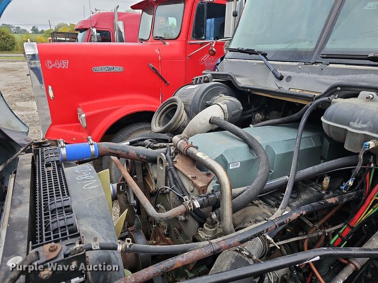 image for item OG9492 2005 Freightliner Columbia 120  semi truck