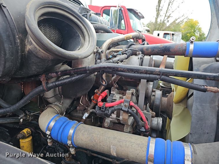 image for item OG9492 2005 Freightliner Columbia 120  semi truck