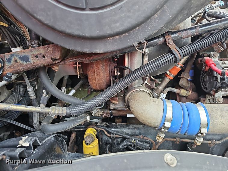 image for item OG9492 2005 Freightliner Columbia 120  semi truck