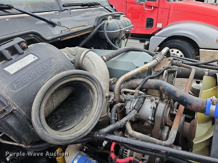 image for item OG9492 2005 Freightliner Columbia 120  semi truck