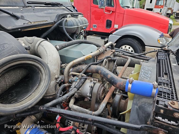 image for item OG9492 2005 Freightliner Columbia 120  semi truck