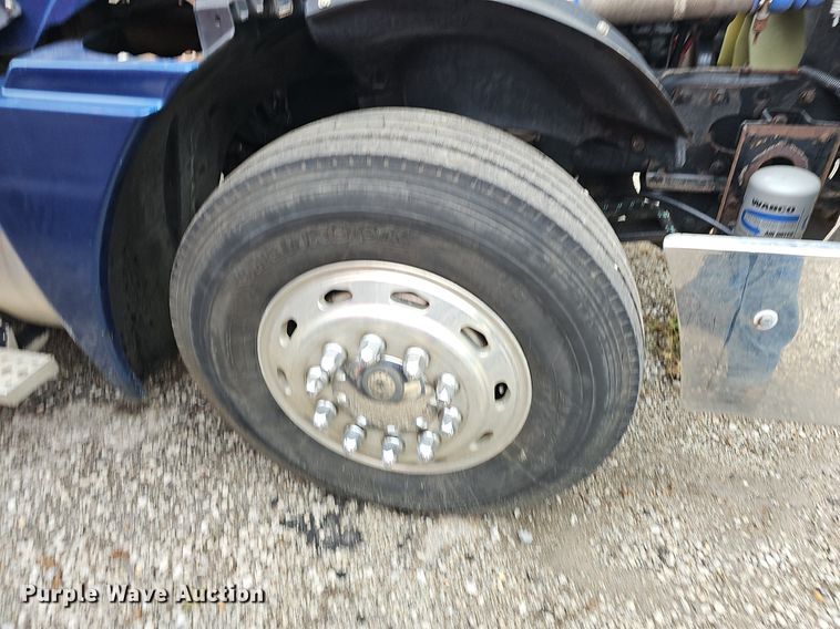 image for item OG9492 2005 Freightliner Columbia 120  semi truck