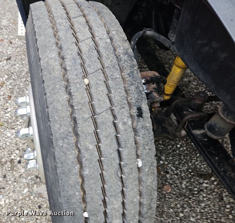 image for item OG9492 2005 Freightliner Columbia 120  semi truck