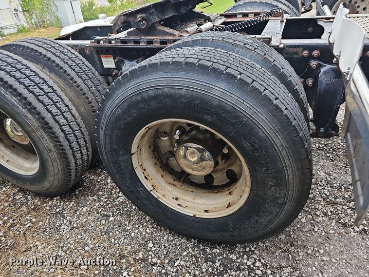 image for item OG9492 2005 Freightliner Columbia 120  semi truck